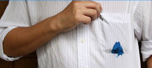 Mancha de tinta no bolso da camisa de um homem