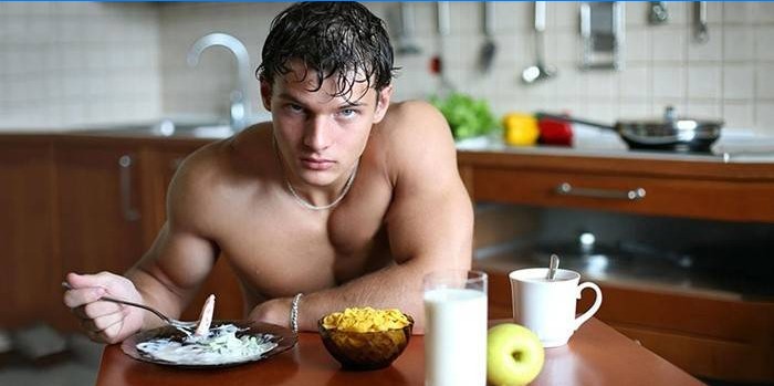 Um homem adere a uma dieta esportiva para queimar gordura