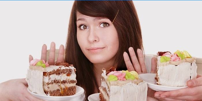 A menina se recusa a bolos para perder peso em 2 meses