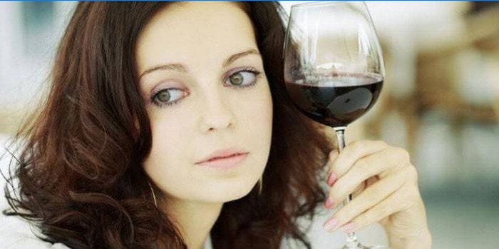 Menina com um copo de vinho
