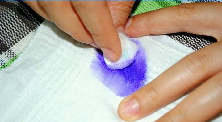Limpe a mancha de tinta do tecido