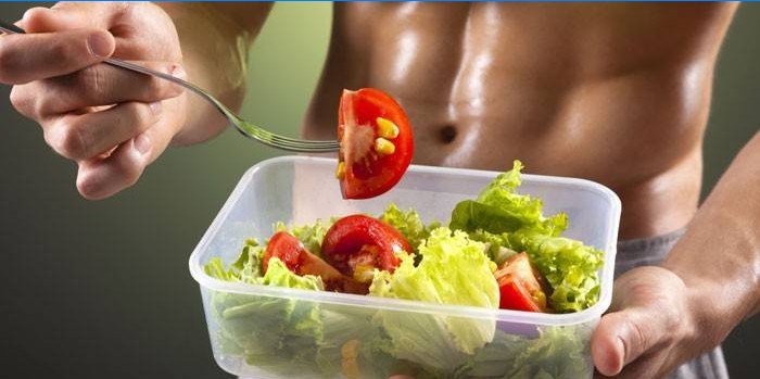 Homem comendo salada de legumes com tomate