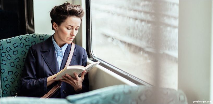 mulher lendo em transporte público