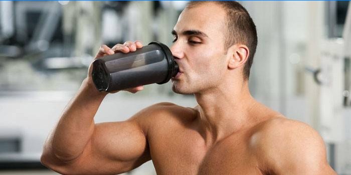 Homem bebe um shake de proteína