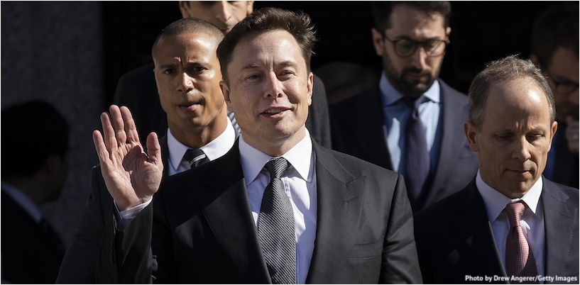 Elon Musk acena com a mão