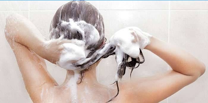 A mulher lava o cabelo