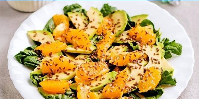 Salada de laranjas e abacate em um prato