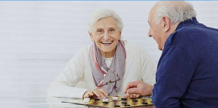 Os idosos aprendem a jogar bem damas