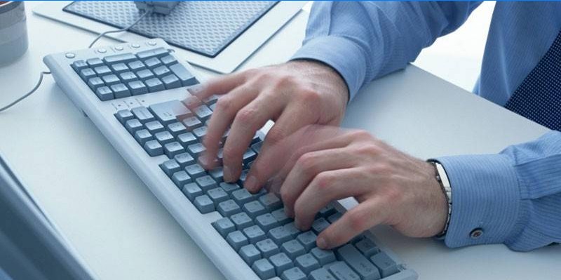 Homem digitando em um teclado