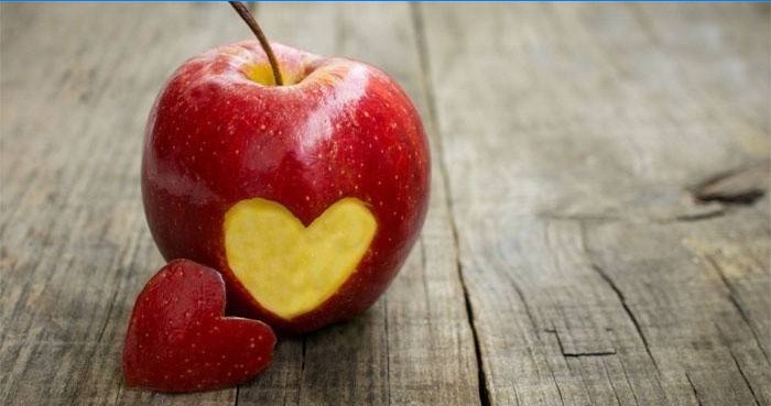 O feitiço de amor em uma maçã é muito popular entre as mulheres