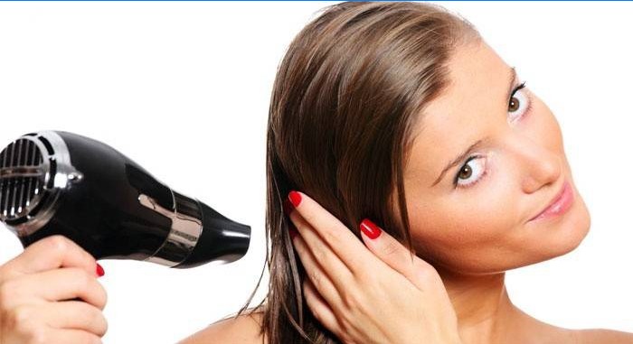 Como alisar o cabelo com um secador de cabelo