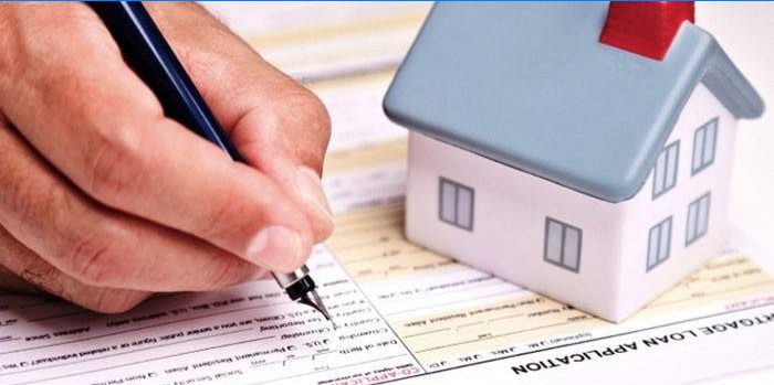 Um homem preenche um formulário de pedido de hipoteca
