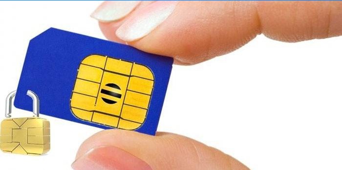 Cartão SIM em uma fechadura na mão