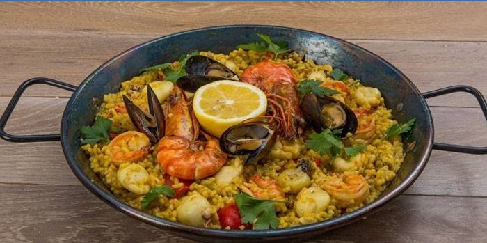 Paella espanhola clássica com frutos do mar em uma panela