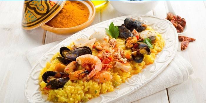 Paella com arroz, açafrão e frutos do mar