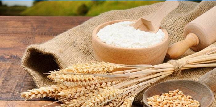 Farinha, espigas e grãos de trigo