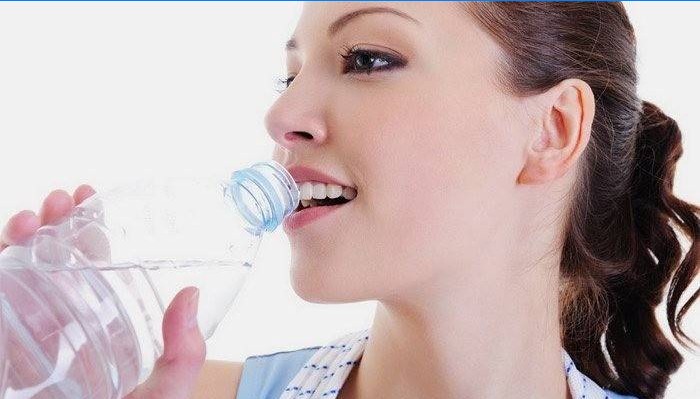 Menina bebe água para perda de peso.