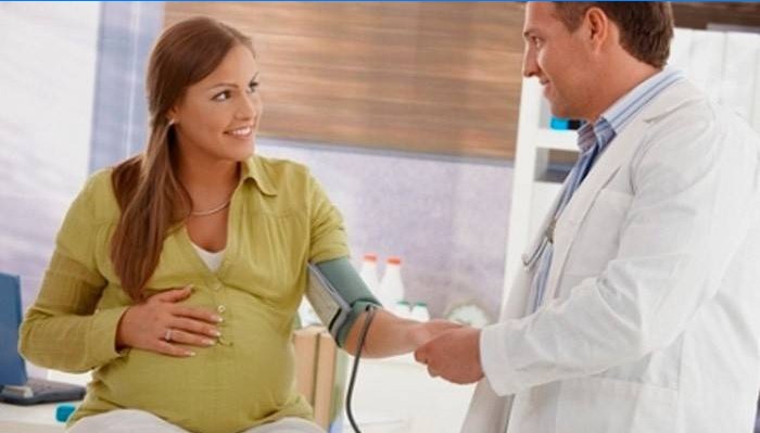 Mulher grávida na consulta médica