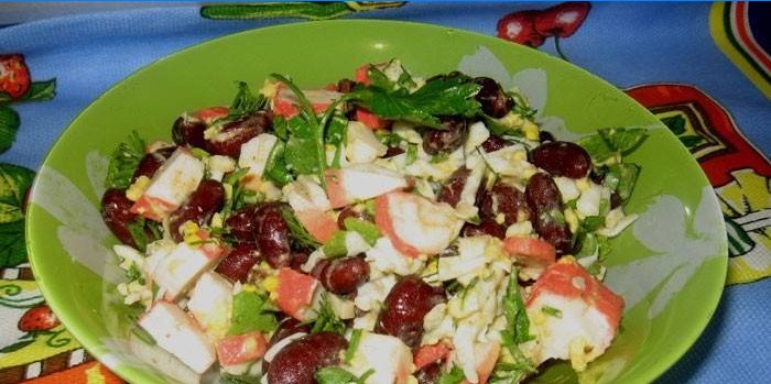 Salada de feijão com caranguejo gruda em um prato