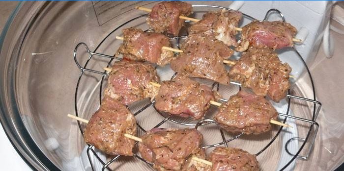 Cozinhar carne para grelhar em uma grelha de ar