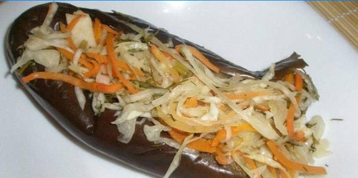 Berinjela recheada com legumes em um prato