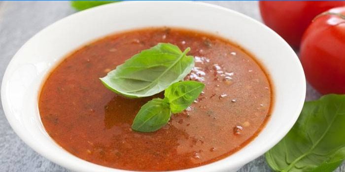 Prato de sopa de tomate