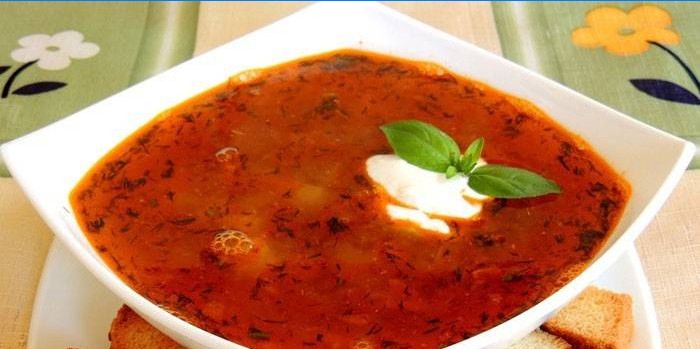 Sopa de tomate em um prato