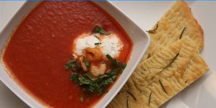 Sopa picante de tomate e camarão
