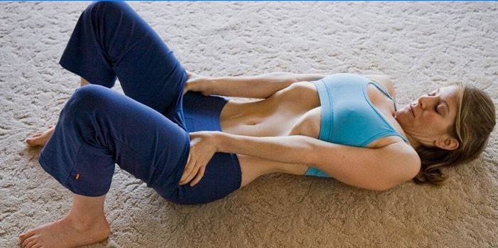 Garota fazendo exercício de vácuo abdominal