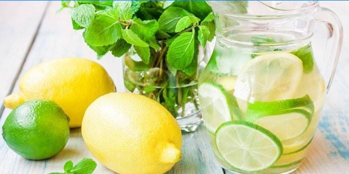 Sassi água pronta com limão e limão em uma jarra