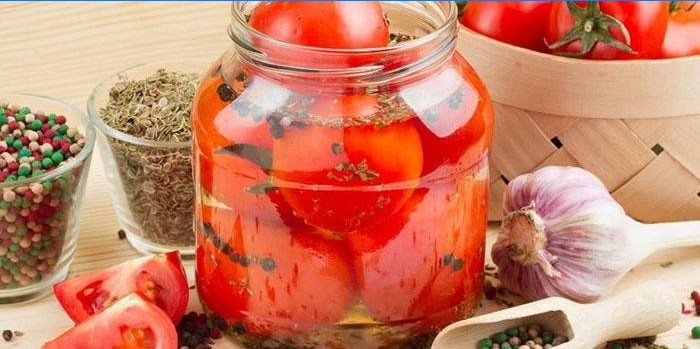 Tomates salgados em uma jarra