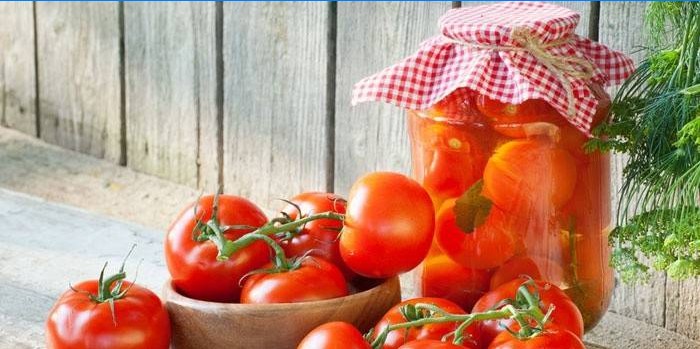 Tomates frescos e salgados em uma jarra