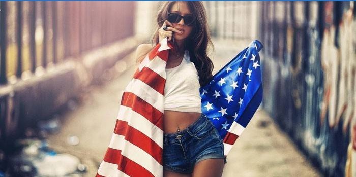 Menina com bandeira americana
