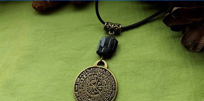 Amuleto com inscrições mágicas em um laço