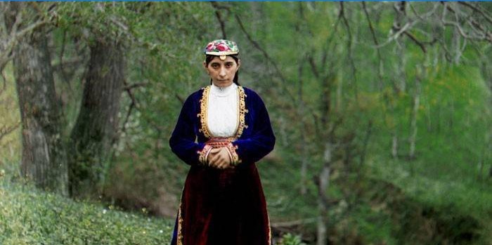 Garota em traje nacional armênio