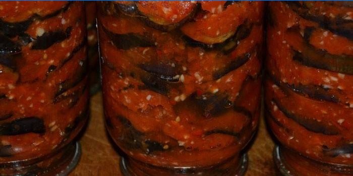Berinjela tufada com tomates em potes