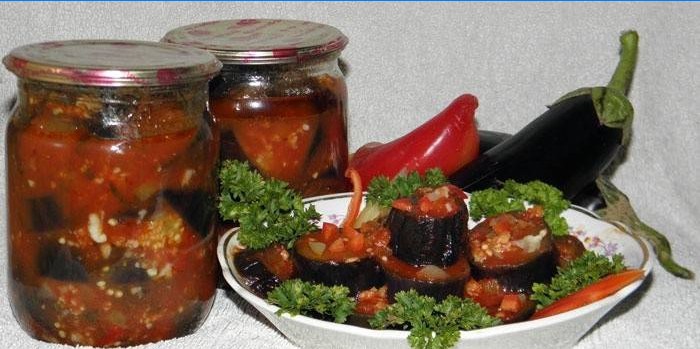 Berinjela para o inverno com alho em tomate em um prato e potes
