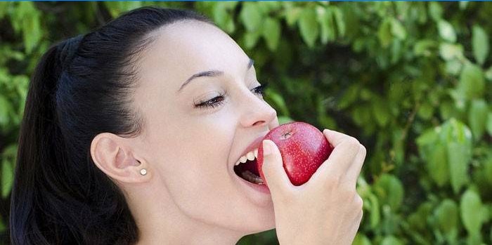 A menina come uma maçã