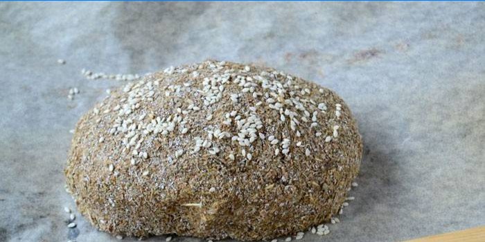 Pão caseiro pronto com sementes de gergelim, de acordo com Ducan