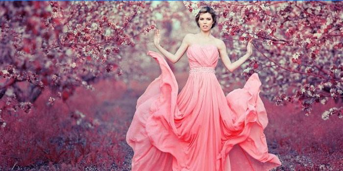 Menina de vestido rosa