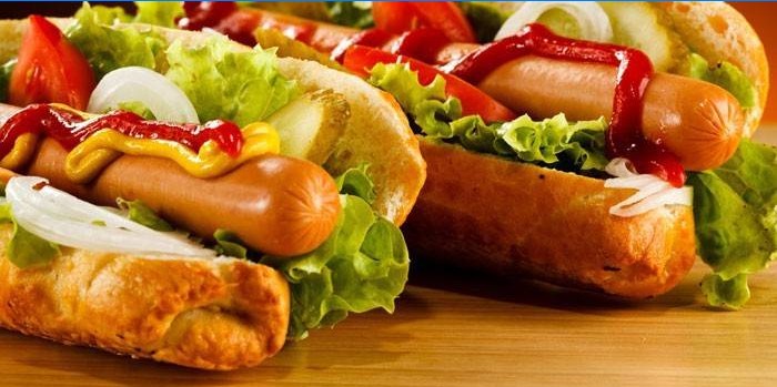 Cachorro-quente com salsichas grelhadas e ketchup