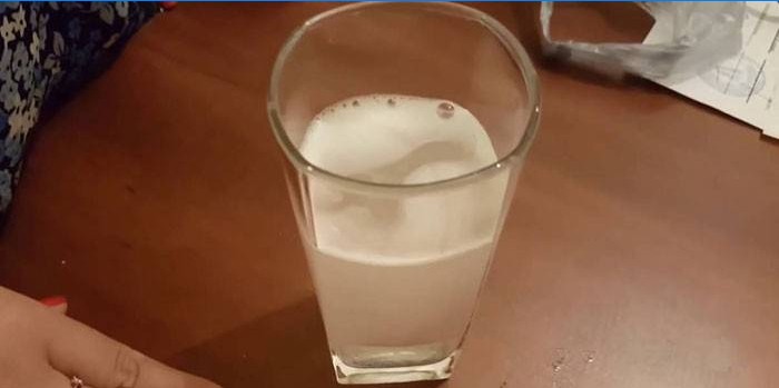 Comprimido Eco Slim dissolvido em água em um copo