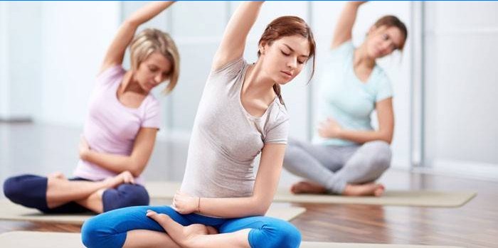 Meninas em uma aula de yogalates
