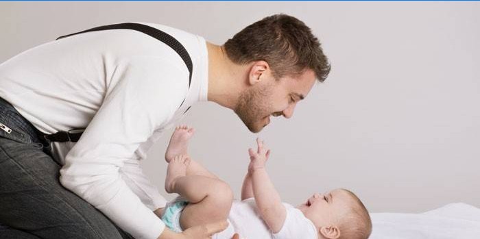 Um homem com um bebê