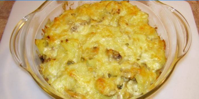 Batatas assadas com cogumelos e queijo