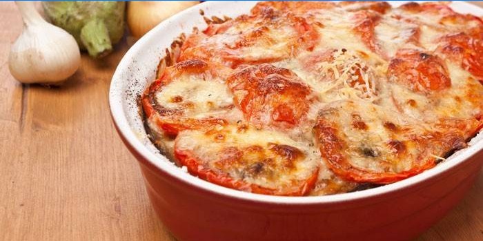 Caçarola de batata com queijo e tomate