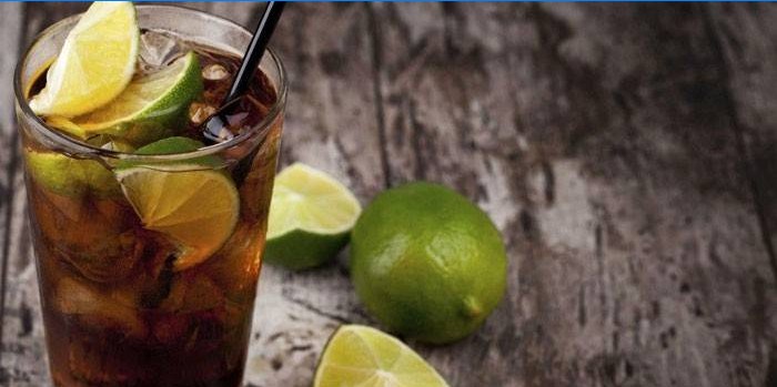 Cuba libre cocktail em um copo com limão