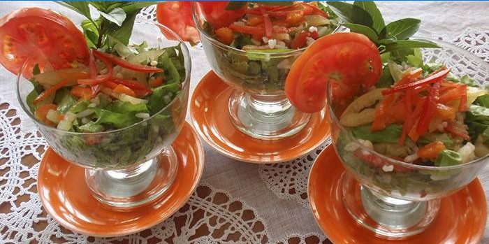 Salada de legumes servida