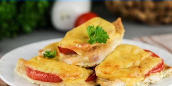 Costeletas de frango assadas com tomate e queijo