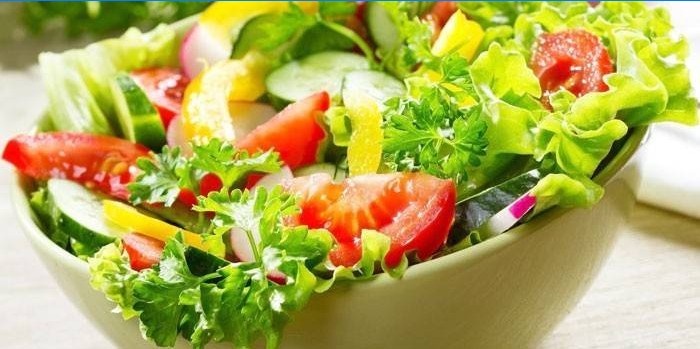 Salada de legumes em um prato
